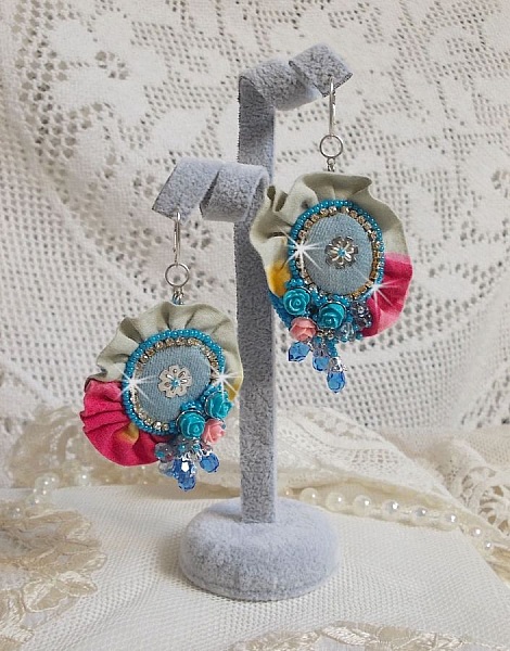 BO Far West broderad med denimtyg, rosor av harts, Swarovski-kristaller, olika p&auml;rlor, fr&ouml;p&auml;rlor och silverp&auml;rlor i 925/1000 och andra p&auml;rlor.