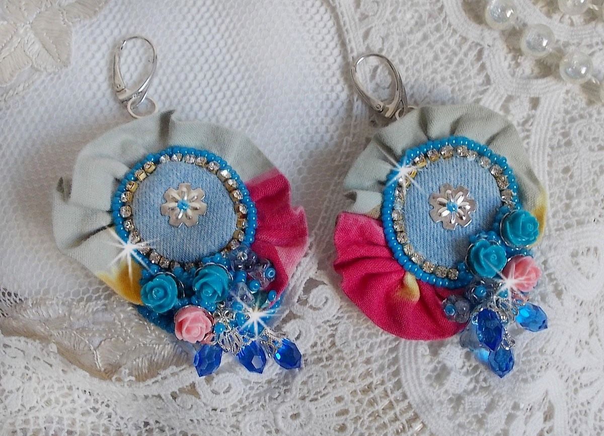 BO Far West broderad med denimtyg, rosor av harts, Swarovski-kristaller, olika pärlor, fröpärlor och silverpärlor i 925/1000 och andra pärlor.