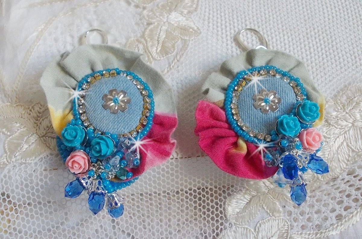 BO Far West broderad med denimtyg, rosor av harts, Swarovski-kristaller, olika pärlor, fröpärlor och silverpärlor i 925/1000 och andra pärlor.