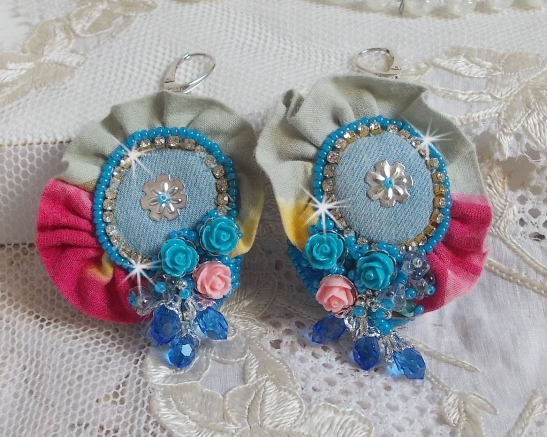 BO Far West broderad med denimtyg, rosor av harts, Swarovski-kristaller, olika pärlor, fröpärlor och silverpärlor i 925/1000 och andra pärlor.