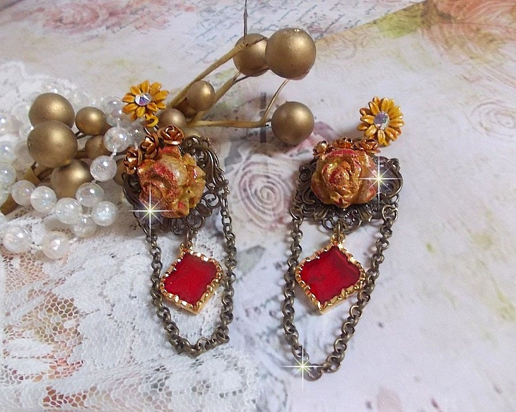 BO Feu de Lumi&egrave;re avec des cabochons roses de couleur Jaune et rouge en porcelaine, cristaux, mont&eacute;s sur estampes, feuilles en laiton, boucles marguerites &eacute;maill&eacute;es et pendentifs vitrail Rouge