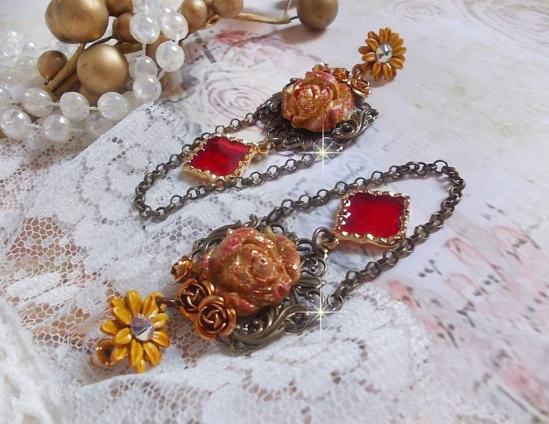 BO Feu de Lumi&egrave;re avec des cabochons roses de couleur Jaune et rouge en porcelaine, cristaux, mont&eacute;s sur estampes, feuilles en laiton, boucles marguerites &eacute;maill&eacute;es et pendentifs vitrail Rouge