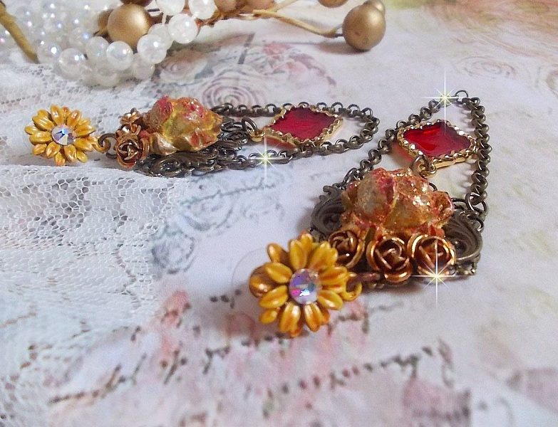 BO Feu de Lumi&egrave;re avec des cabochons roses de couleur Jaune et rouge en porcelaine, cristaux, mont&eacute;s sur estampes, feuilles en laiton, boucles marguerites &eacute;maill&eacute;es et pendentifs vitrail Rouge