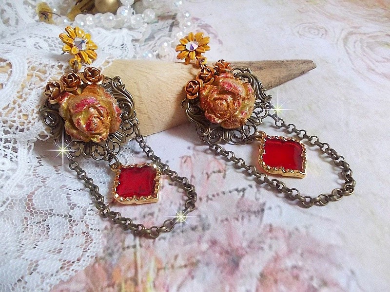 BO Feu de Lumi&egrave;re avec des cabochons roses de couleur Jaune et rouge en porcelaine, cristaux, mont&eacute;s sur estampes, feuilles en laiton, boucles marguerites &eacute;maill&eacute;es et pendentifs vitrail Rouge