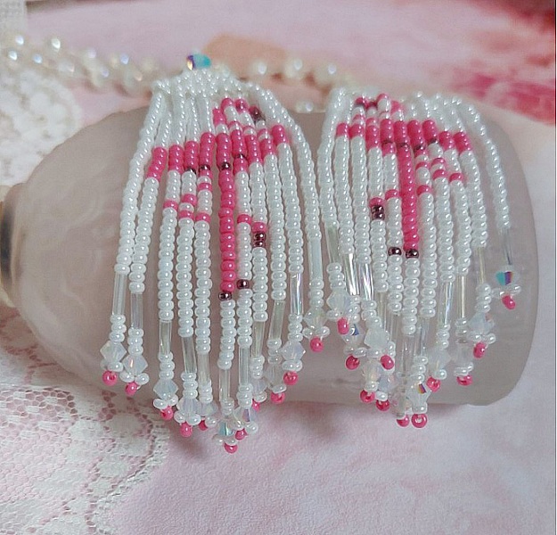 BO Les Flamants Blancs et Roses mont&eacute;es aux rocailles de qualit&eacute; en verre. Couleurs : Blanc et Rose. S&rsquo;ajoute aux rocailles des toupies Blanches. Le tout est associ&eacute; &agrave; des crochets en argent 925.