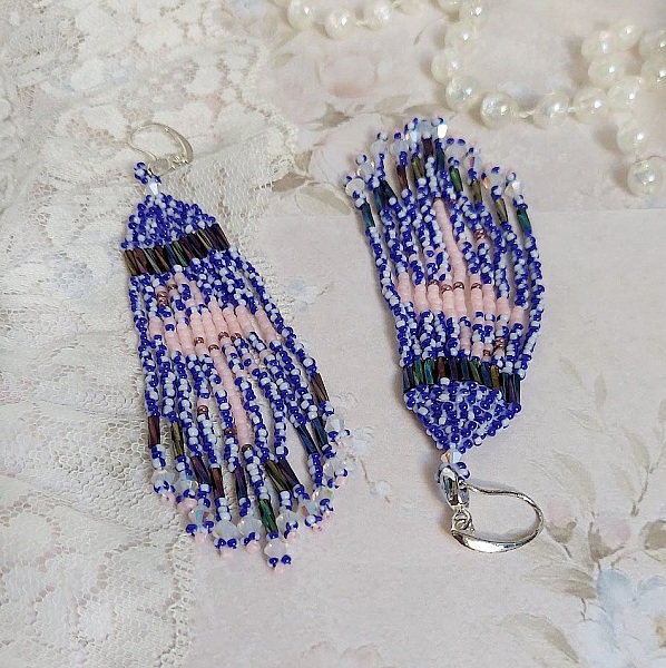 Boucles d'oreilles artisanales en perles motif flamants roses et bleus.