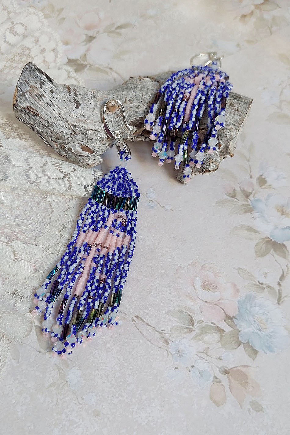 Boucles d'oreilles artisanales flamants roses en perles et cristal.