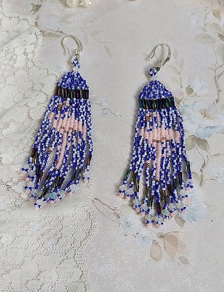 Boucles d'oreilles artisanales en perles motif flamants roses et bleus.