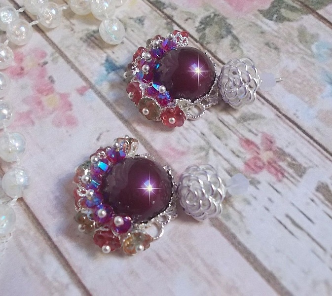 BO Fleurs de Cabaret avec des cabochons ronds Bordeaux en cristal de Swarovski, des toupies Fuschia, des fleurs clochettes en verre sur une base pendentif argent&eacute;e et des clous d'oreilles en m&eacute;tal