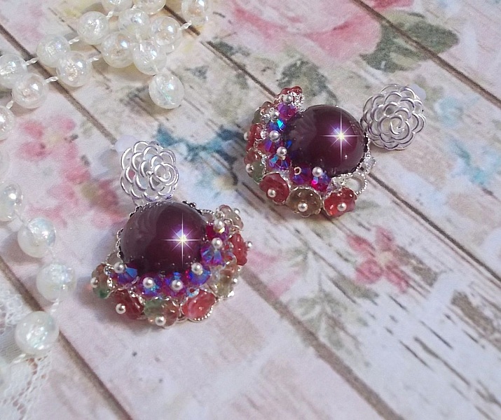BO Fleurs de Cabaret avec des cabochons ronds Bordeaux en cristal de Swarovski, des toupies Fuschia, des fleurs clochettes en verre sur une base pendentif argent&eacute;e et des clous d'oreilles en m&eacute;tal