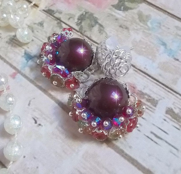 BO Fleurs de Cabaret avec des cabochons ronds Bordeaux en cristal de Swarovski, des toupies Fuschia, des fleurs clochettes en verre sur une base pendentif argent&eacute;e et des clous d'oreilles en m&eacute;tal