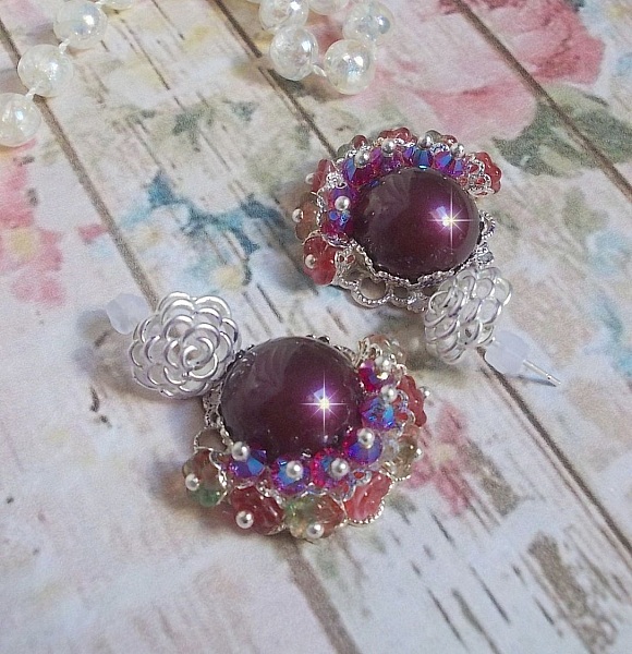 BO Fleurs de Cabaret avec des cabochons ronds Bordeaux en cristal de Swarovski, des toupies Fuschia, des fleurs clochettes en verre sur une base pendentif argent&eacute;e et des clous d'oreilles en m&eacute;tal