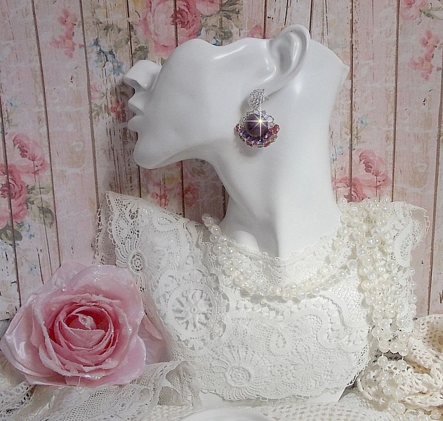 BO Fleurs de Cabaret avec des cabochons ronds Bordeaux en cristal de Swarovski, des toupies Fuschia, des fleurs clochettes en verre sur une base pendentif argent&eacute;e et des clous d'oreilles en m&eacute;tal