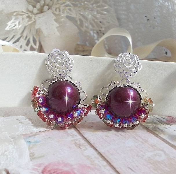 BO Fleurs de Cabaret avec des cabochons ronds Bordeaux en cristal de Swarovski, des toupies Fuschia, des fleurs clochettes en verre sur une base pendentif argent&eacute;e et des clous d'oreilles en m&eacute;tal