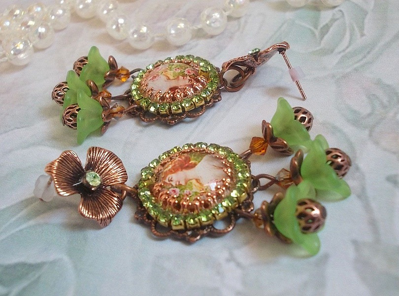 BO Forest of Flowers skapad med lucitblommor, f&ouml;rstoringsglascabochoner, kristaller, tryck och olika tillbeh&ouml;r.