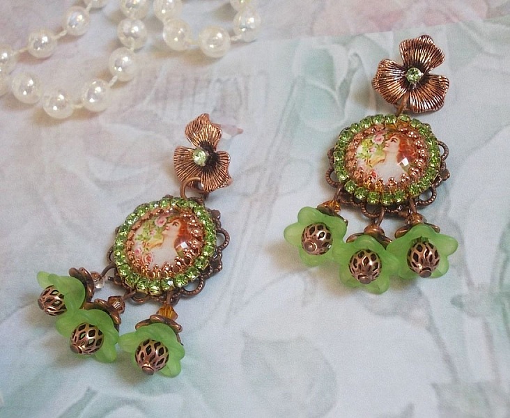 BO Forest of Flowers skapad med lucitblommor, f&ouml;rstoringsglascabochoner, kristaller, tryck och olika tillbeh&ouml;r.