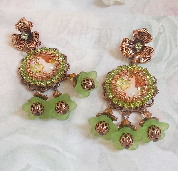 BO Forest of Flowers skapad med lucitblommor, f&ouml;rstoringsglascabochoner, kristaller, tryck och olika tillbeh&ouml;r.