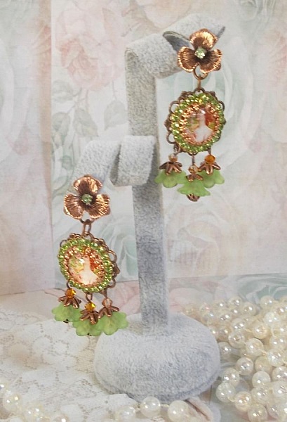 BO Forest of Flowers skapad med lucitblommor, f&ouml;rstoringsglascabochoner, kristaller, tryck och olika tillbeh&ouml;r.