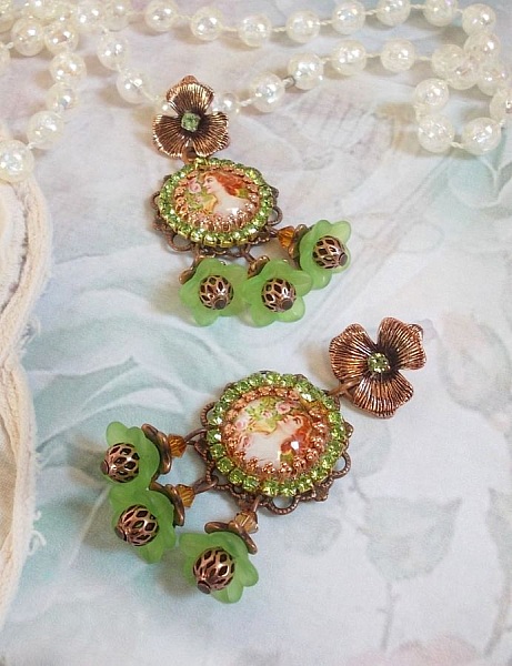 BO Forest of Flowers skapad med lucitblommor, f&ouml;rstoringsglascabochoner, kristaller, tryck och olika tillbeh&ouml;r.