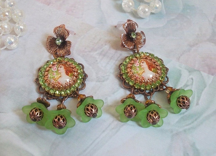 BO Forest of Flowers skapad med lucitblommor, f&ouml;rstoringsglascabochoner, kristaller, tryck och olika tillbeh&ouml;r.