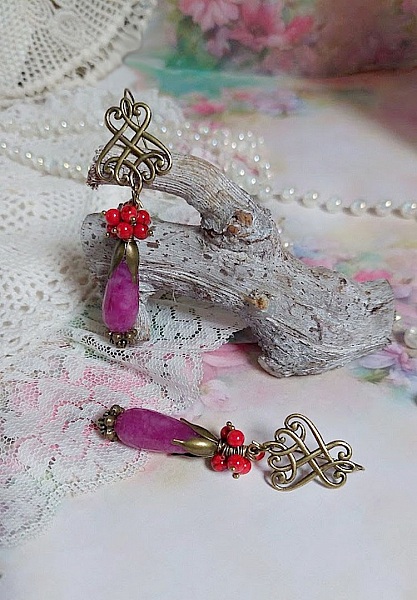 BO Framboises mont&eacute;es avec des perles en Jade, clous, rondelles, coupelles et crochets d'oreilles estampes 