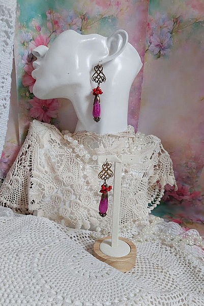 BO Framboises mont&eacute;es avec des perles en Jade, clous, rondelles, coupelles et crochets d'oreilles estampes 