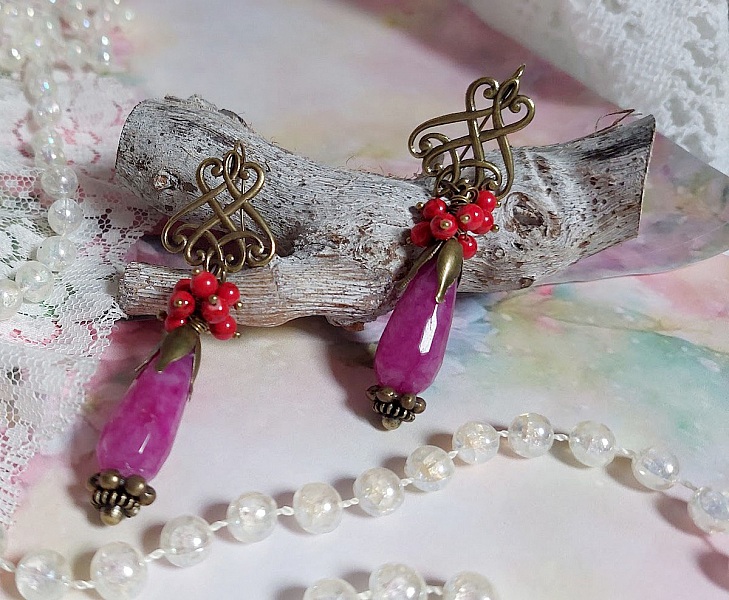 BO Framboises mont&eacute;es avec des perles en Jade, clous, rondelles, coupelles et crochets d'oreilles estampes 