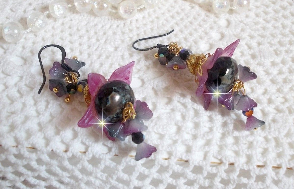 BO Funky Black skapad med handmålade Luciteblommor i lila, kristaller, glaspärlor och olika guld- och svarttillbehör.