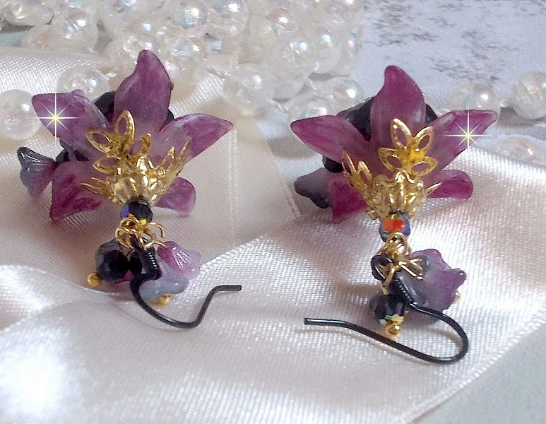 BO Funky Black skapad med handm&aring;lade Luciteblommor i lila, kristaller, glasp&auml;rlor och olika guld- och svarttillbeh&ouml;r.