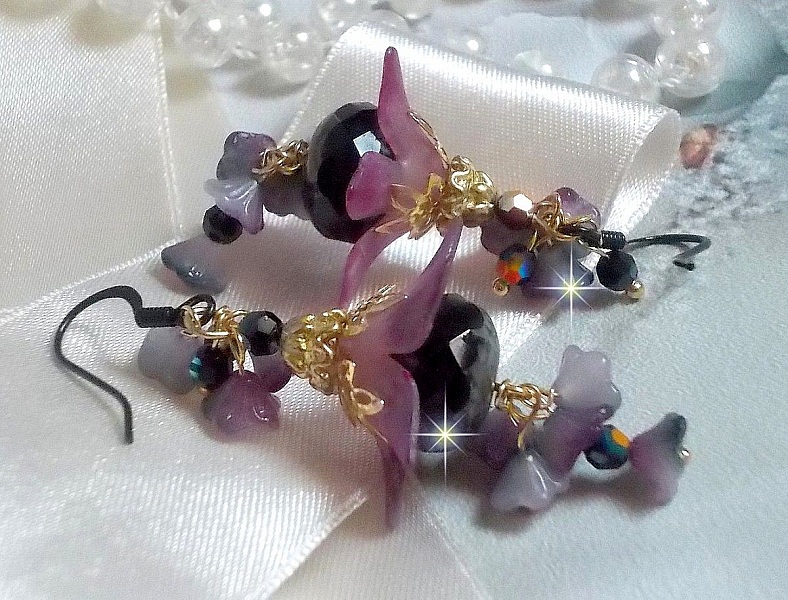 BO Funky Black skapad med handm&aring;lade Luciteblommor i lila, kristaller, glasp&auml;rlor och olika guld- och svarttillbeh&ouml;r.