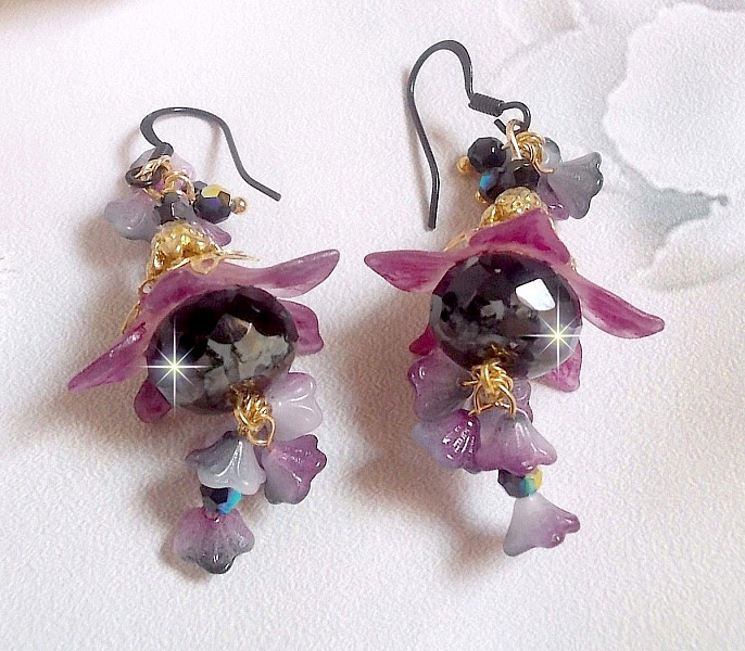 BO Funky Black skapad med handm&aring;lade Luciteblommor i lila, kristaller, glasp&auml;rlor och olika guld- och svarttillbeh&ouml;r.