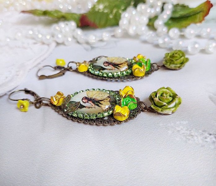 BO F&eacute;e papillon mont&eacute;es avec cabochons ovales verres, strass, fleurs polym&egrave;res et dormeuses en laiton