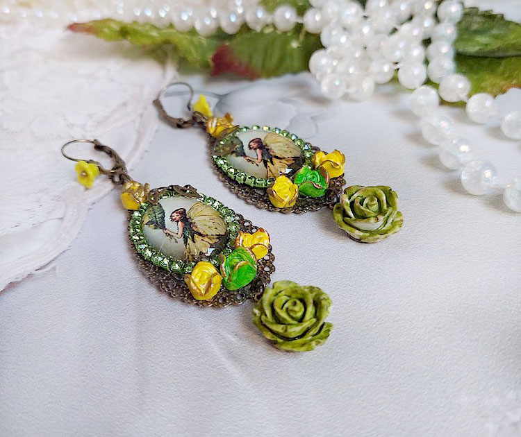 BO F&eacute;e papillon mont&eacute;es avec cabochons ovales verres, strass, fleurs polym&egrave;res et dormeuses en laiton