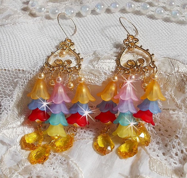 BO Garden Flowers med Swarovski-kristaller och Lucite-blommor i olika f&auml;rger.