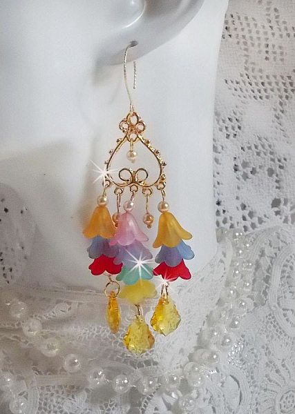 BO Garden Flowers med Swarovski-kristaller och Lucite-blommor i olika f&auml;rger.