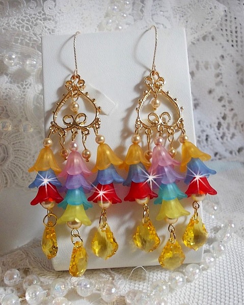 BO Garden Flowers med Swarovski-kristaller och Lucite-blommor i olika f&auml;rger.