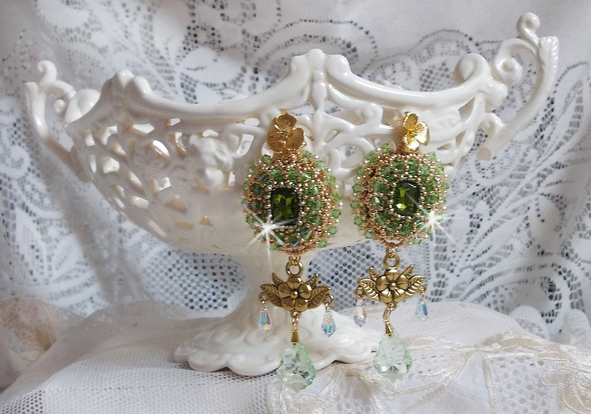 BO Garden Party broderad med vintage gröna cabochons, Swarovski kristaller, pärlpärlor och Miyuki fröpärlor.