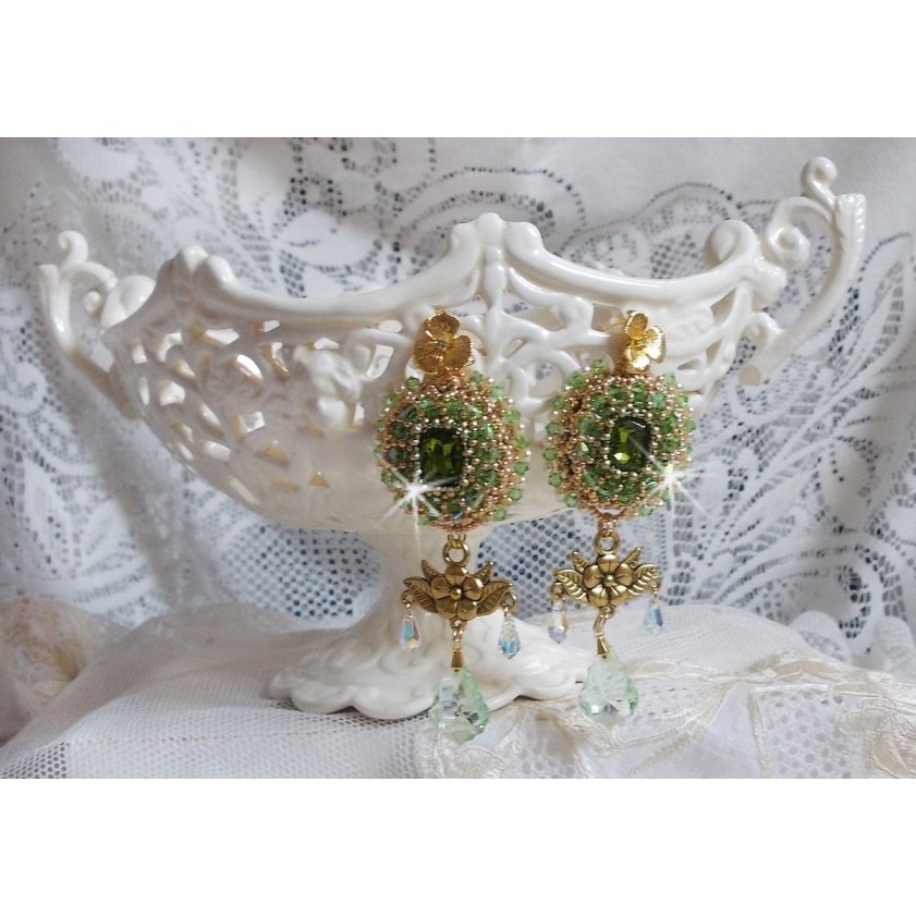 BO Garden Party broderad med vintage gröna cabochons, Swarovski kristaller, pärlpärlor och Miyuki fröpärlor.