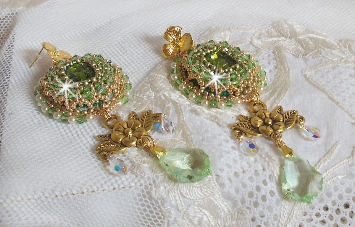 BO Garden Party broderad med vintage gröna cabochons, Swarovski kristaller, pärlpärlor och Miyuki fröpärlor.