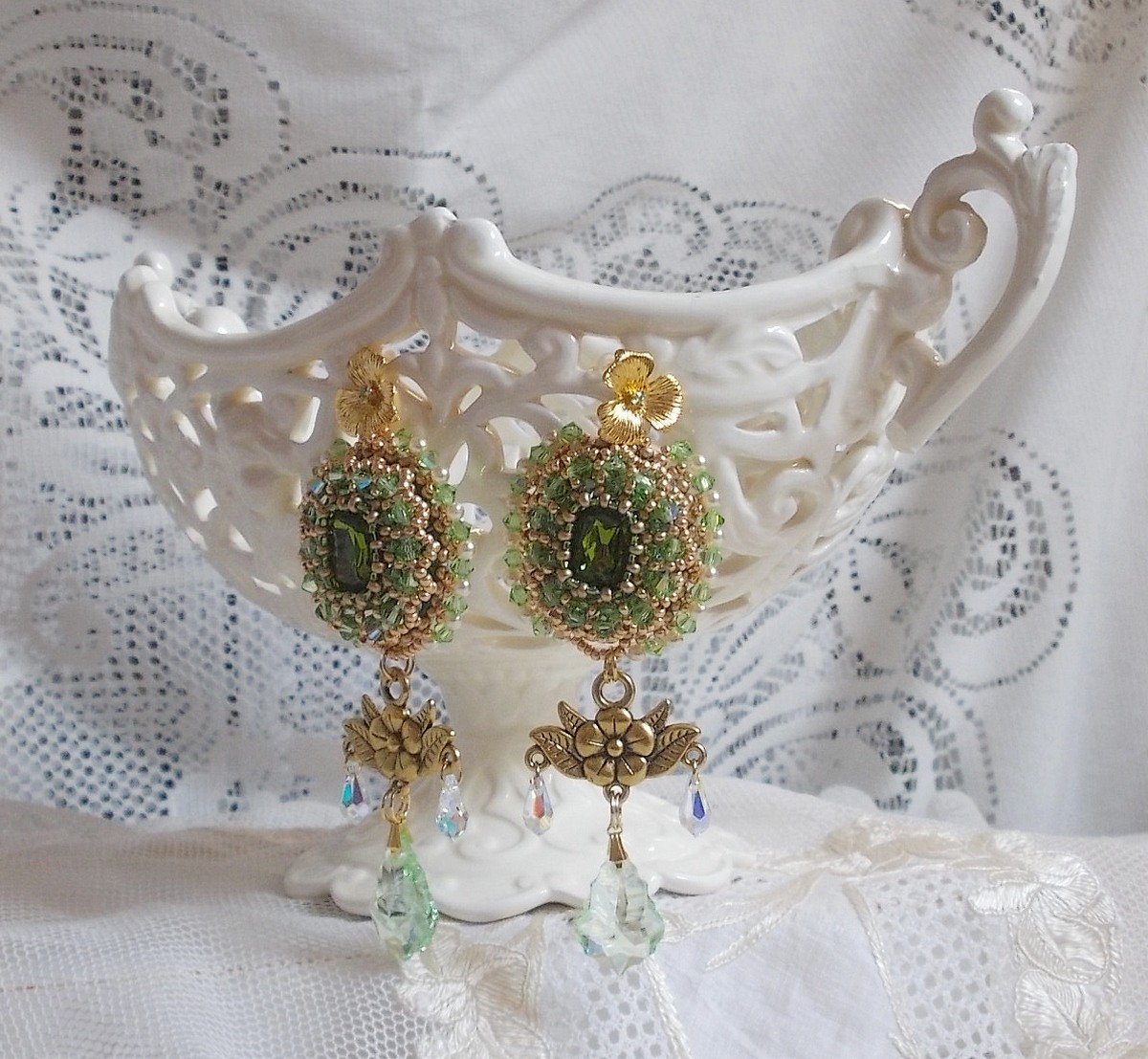 BO Garden Party broderad med vintage gröna cabochons, Swarovski kristaller, pärlpärlor och Miyuki fröpärlor.