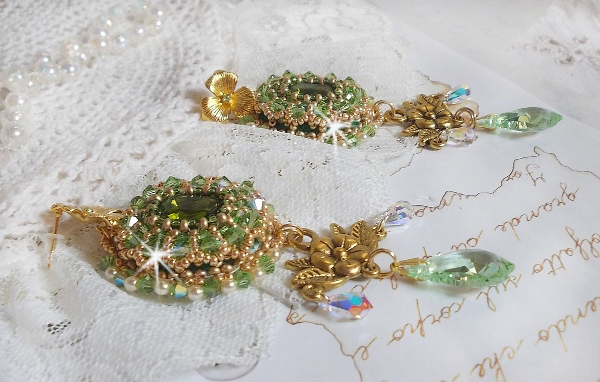 BO Garden Party broderad med vintage gröna cabochons, Swarovski kristaller, pärlpärlor och Miyuki fröpärlor.
