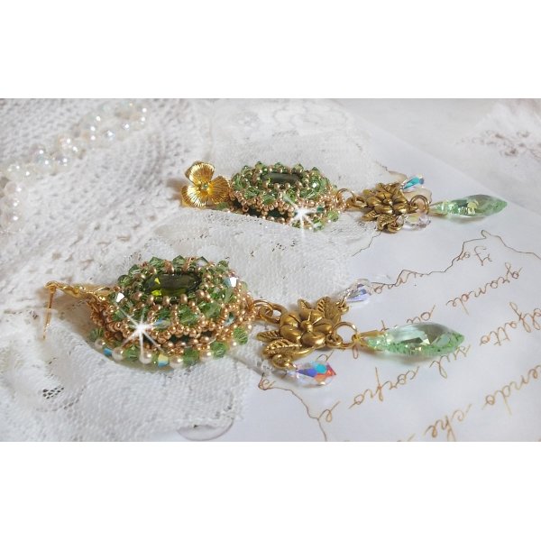 BO Garden Party broderad med vintage gröna cabochons, Swarovski kristaller, pärlpärlor och Miyuki fröpärlor.