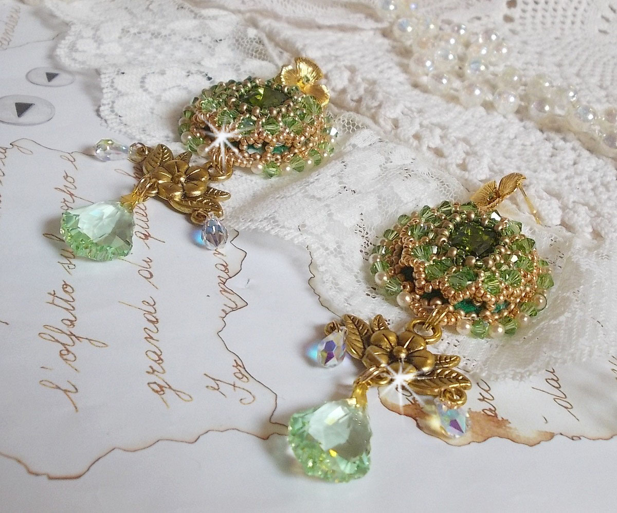 BO Garden Party broderad med vintage gröna cabochons, Swarovski kristaller, pärlpärlor och Miyuki fröpärlor.