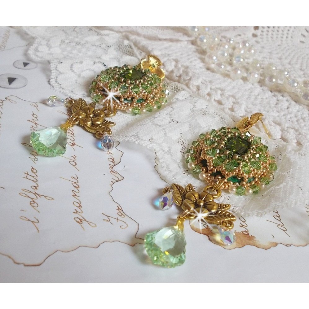 BO Garden Party broderad med vintage gröna cabochons, Swarovski kristaller, pärlpärlor och Miyuki fröpärlor.