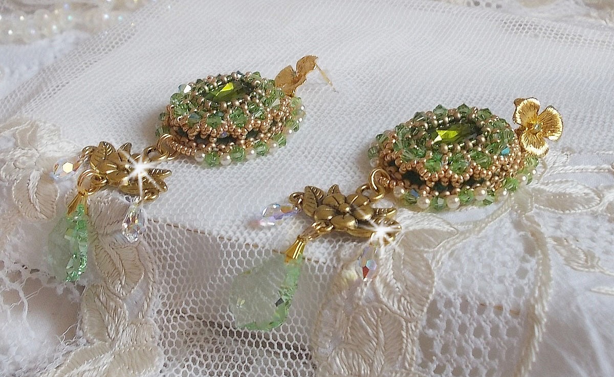BO Garden Party broderad med vintage gröna cabochons, Swarovski kristaller, pärlpärlor och Miyuki fröpärlor.