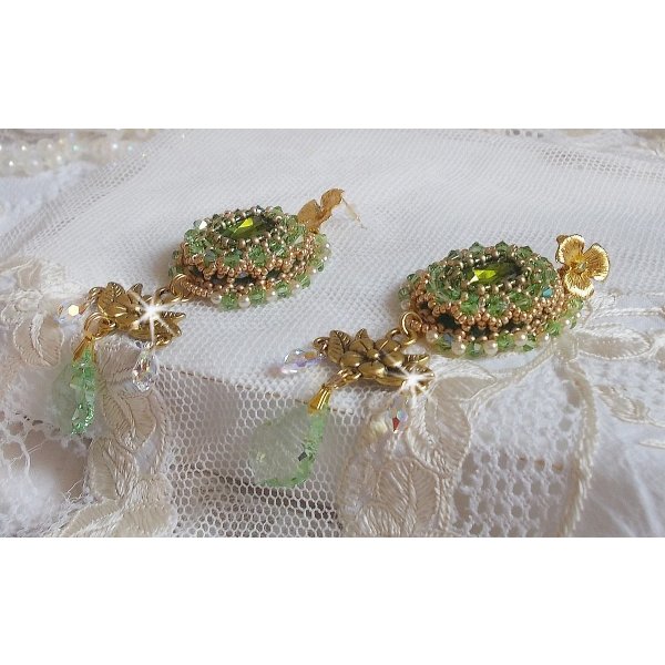BO Garden Party broderad med vintage gröna cabochons, Swarovski kristaller, pärlpärlor och Miyuki fröpärlor.