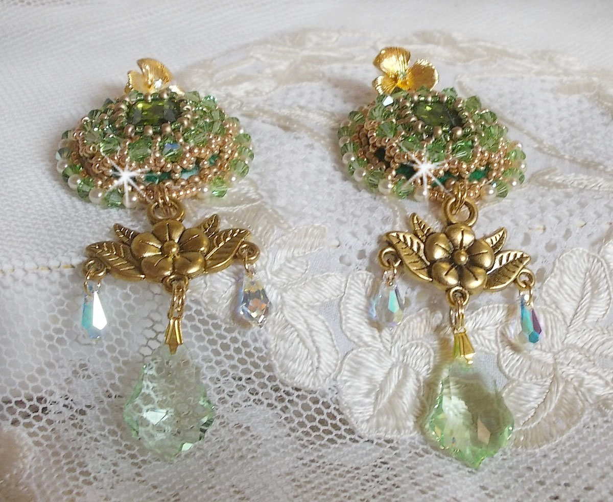 BO Garden Party broderad med vintage gröna cabochons, Swarovski kristaller, pärlpärlor och Miyuki fröpärlor.