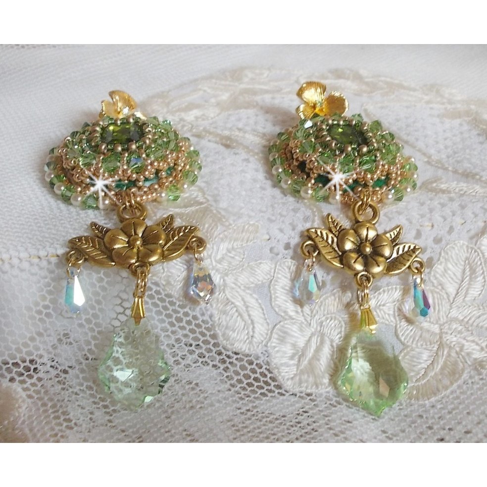 BO Garden Party broderad med vintage gröna cabochons, Swarovski kristaller, pärlpärlor och Miyuki fröpärlor.