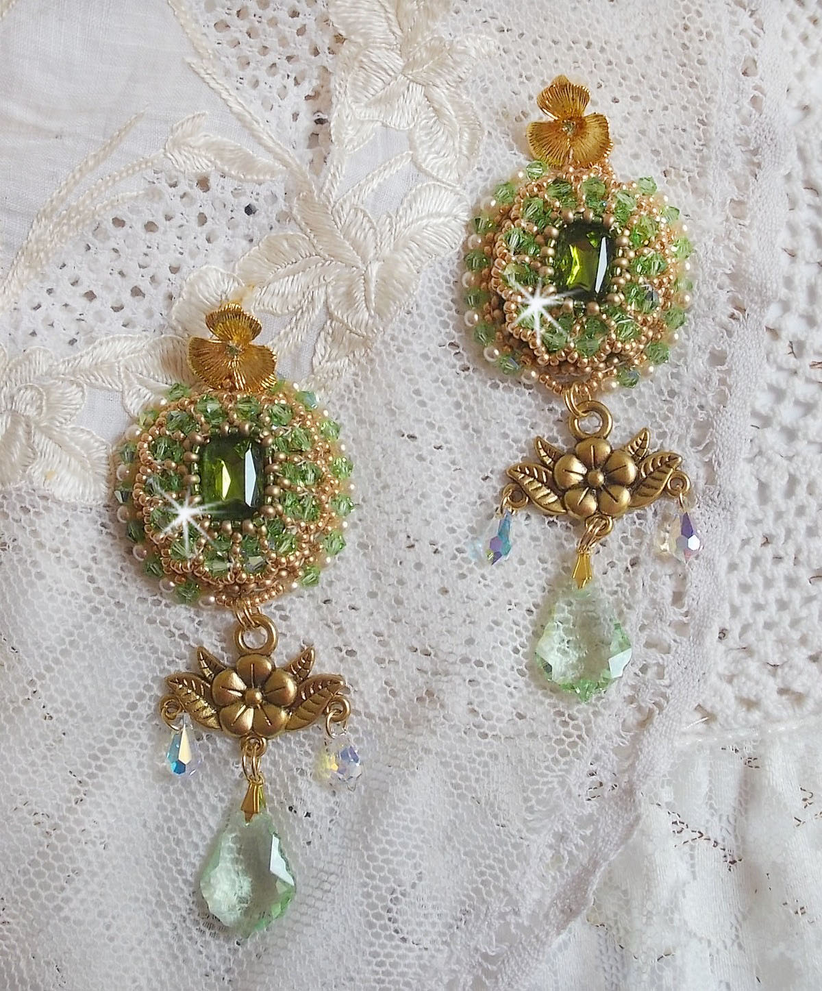 BO Garden Party broderad med vintage gröna cabochons, Swarovski kristaller, pärlpärlor och Miyuki fröpärlor.