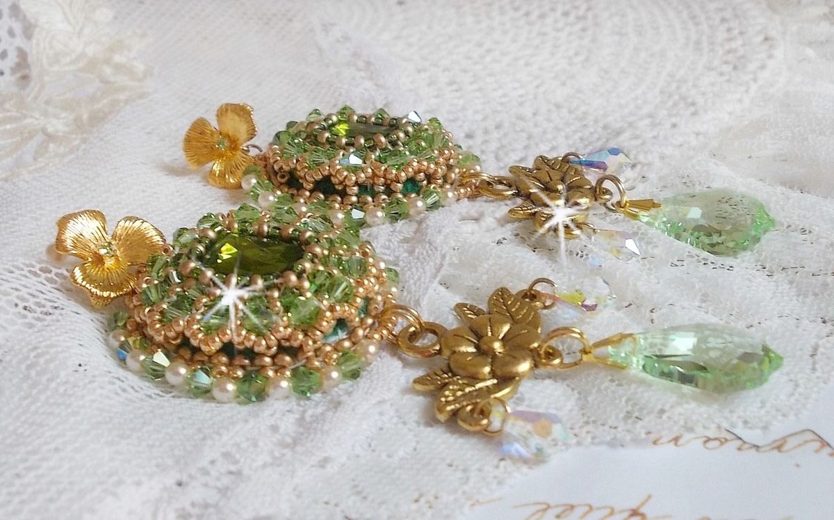 BO Garden Party broderad med vintage gröna cabochons, Swarovski kristaller, pärlpärlor och Miyuki fröpärlor.